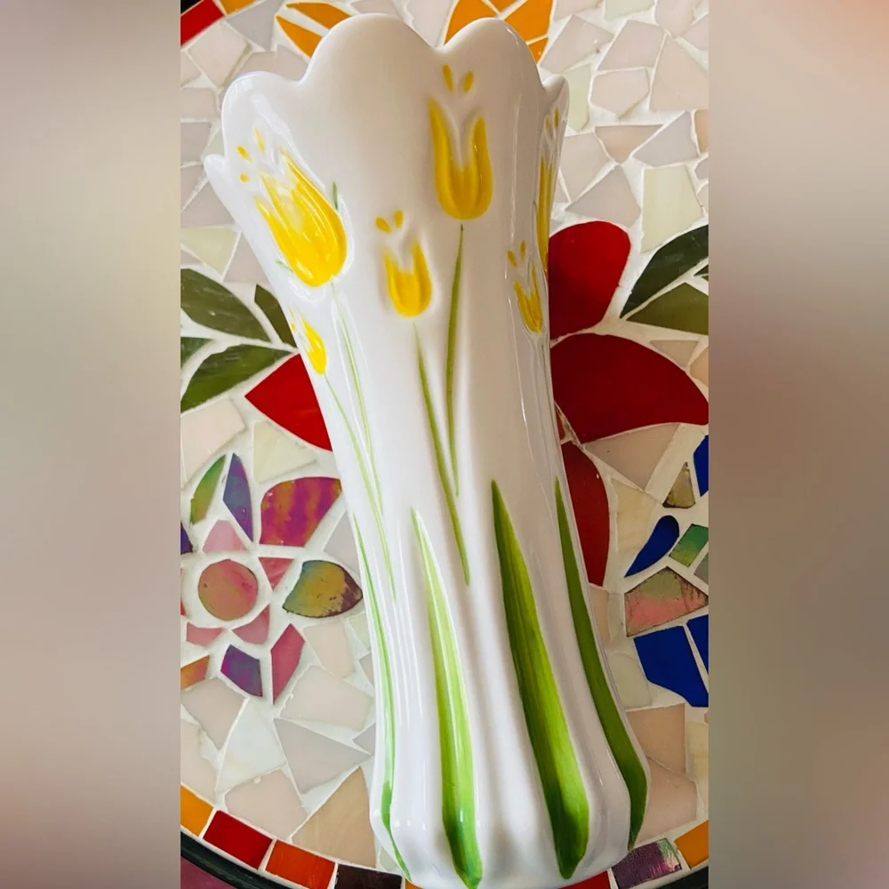 BNWT Sleek, Elegant Flower Vase Featuring Yellow Tulip Flowers, Scalloped Edge💐